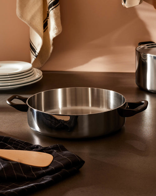 La Cintura di Orione Ø cm 24.00 || Ø inch 9½″ Low casserole with two handles Alessi 1
