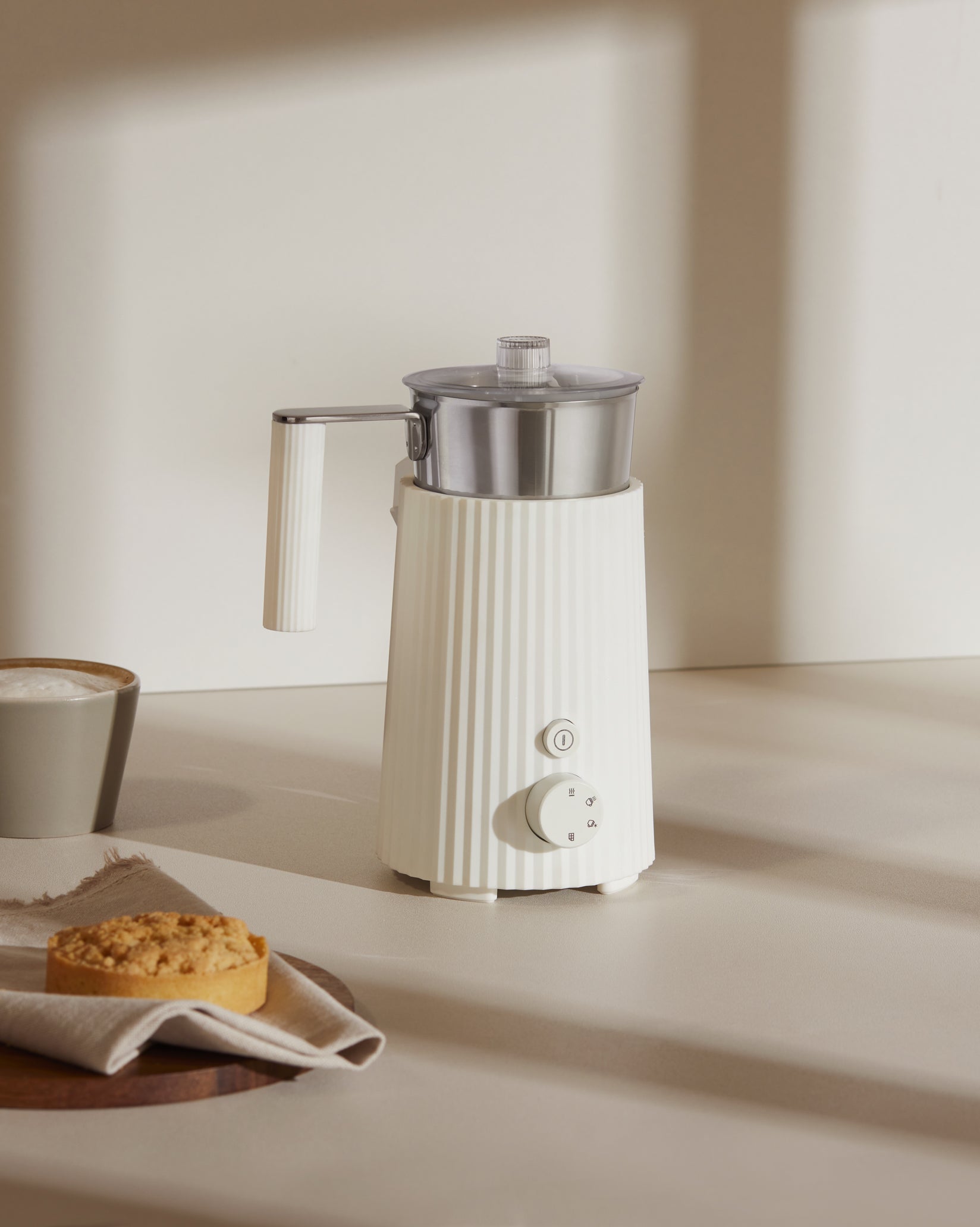 Plissé white Multi-function milk frother. British plug Alessi 1