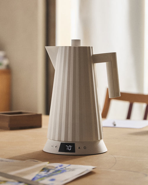 Plissé white Electric kettle. British plug Alessi