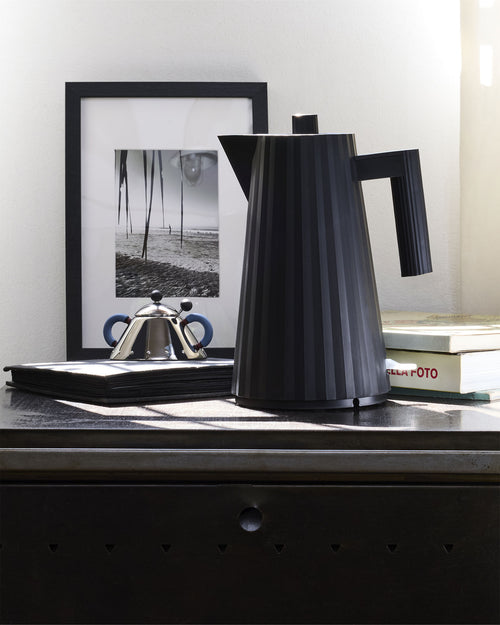 Plissé green, cl 170 || 1.80 oz Electric kettle. British plug Alessi 2