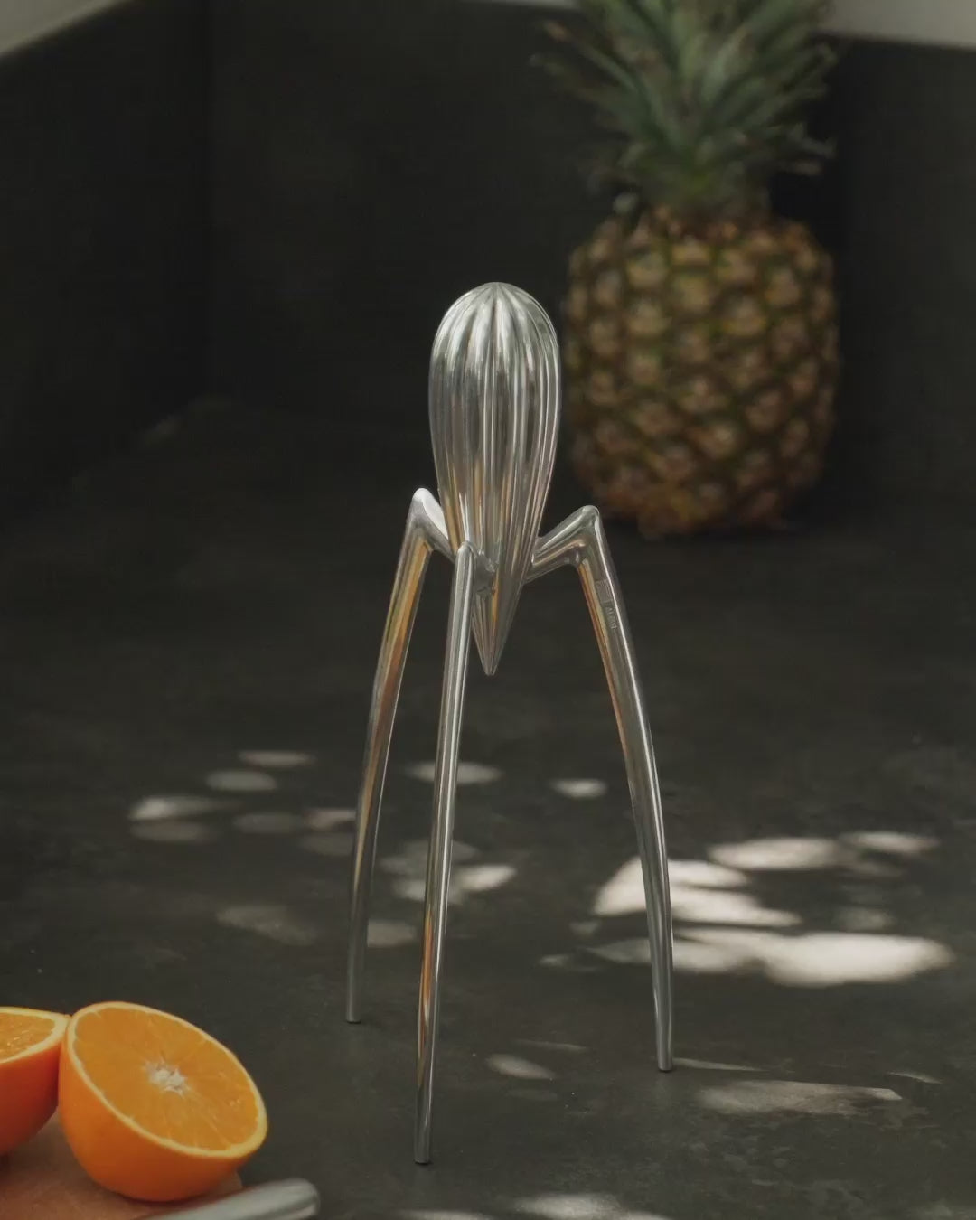A di ALESSI クイーザー Philippe Starck Juicy Salif Citrus-Squeezer Designed By Philippe Starck | Alessi