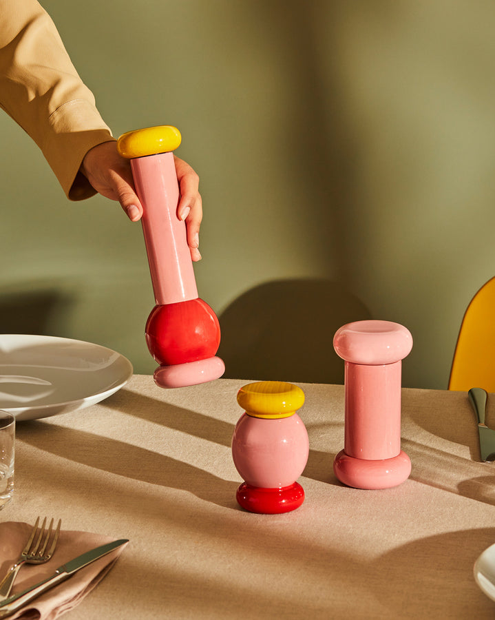 Bold colours wrapping warm beech-wood is what defines this ergonomically-designed salt grinder. Like a small colourful sculpture in the middle of your dining table.