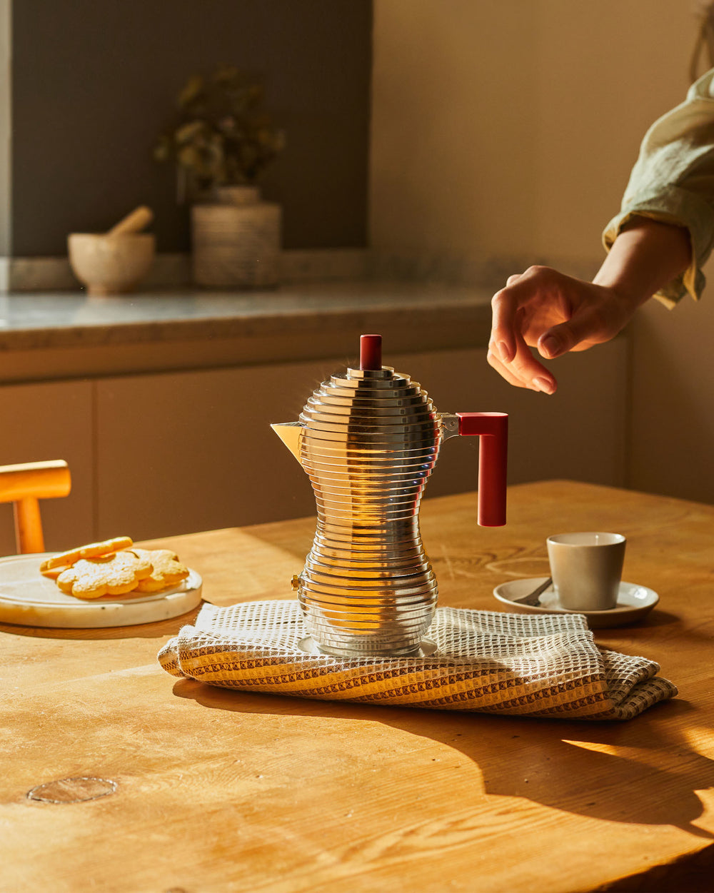 Stylish and modern take on a classic moka pot. This stovetop espresso maker with its hourglass shape has a functional design to guarantee a better tasting coffee.